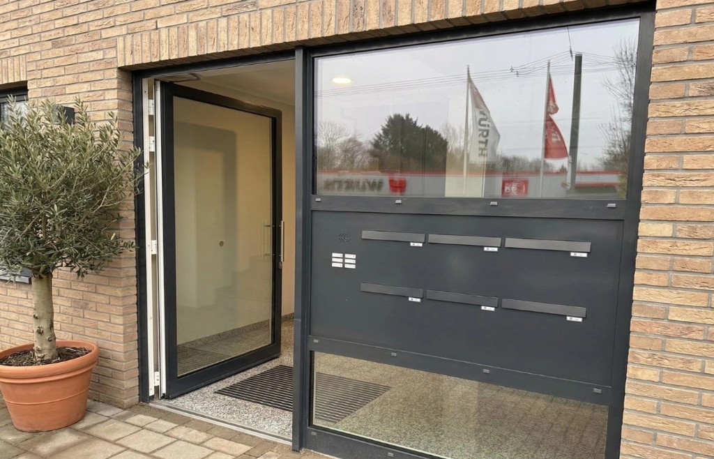 Premium Aluminium-Mehrfamilienhaustür mit integriertem Briefkasten – Referenzmontage A40-Fenster Dortmund
