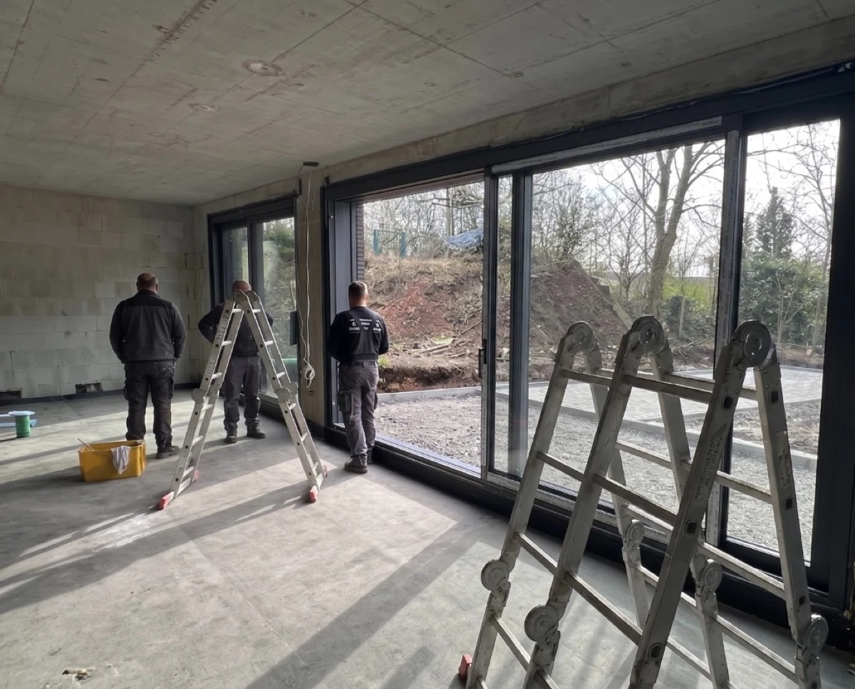 Schüco Aluminium-Hebeschiebeanlage im Neubau – Montage mit illbruck Dichtbändern