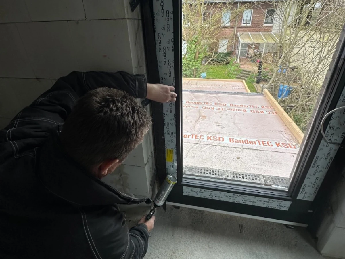 Schüco-Fenstermontage – Dämmstoff und Dichtbänder für Wärme-, Schall- und Regendichtheit