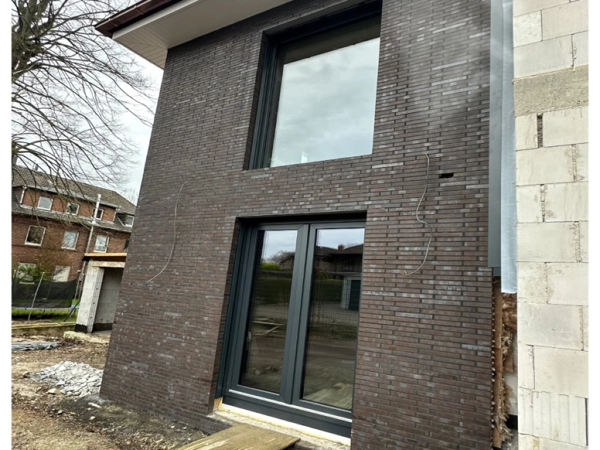 Fenster-Montage Obergeschoss mit absturzsicherer Verglasung – Schüco an der Klinkerfassade
