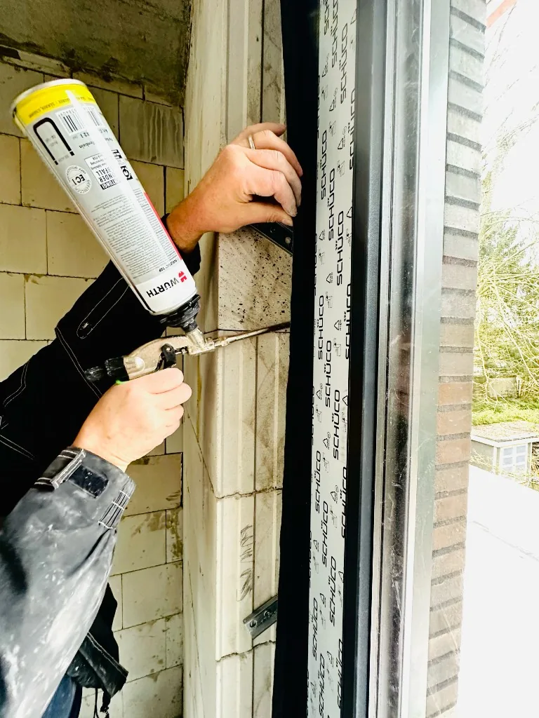 Schüco-Fenstermontage mit Schutzfolie und Abdichtung – A40-Fenster