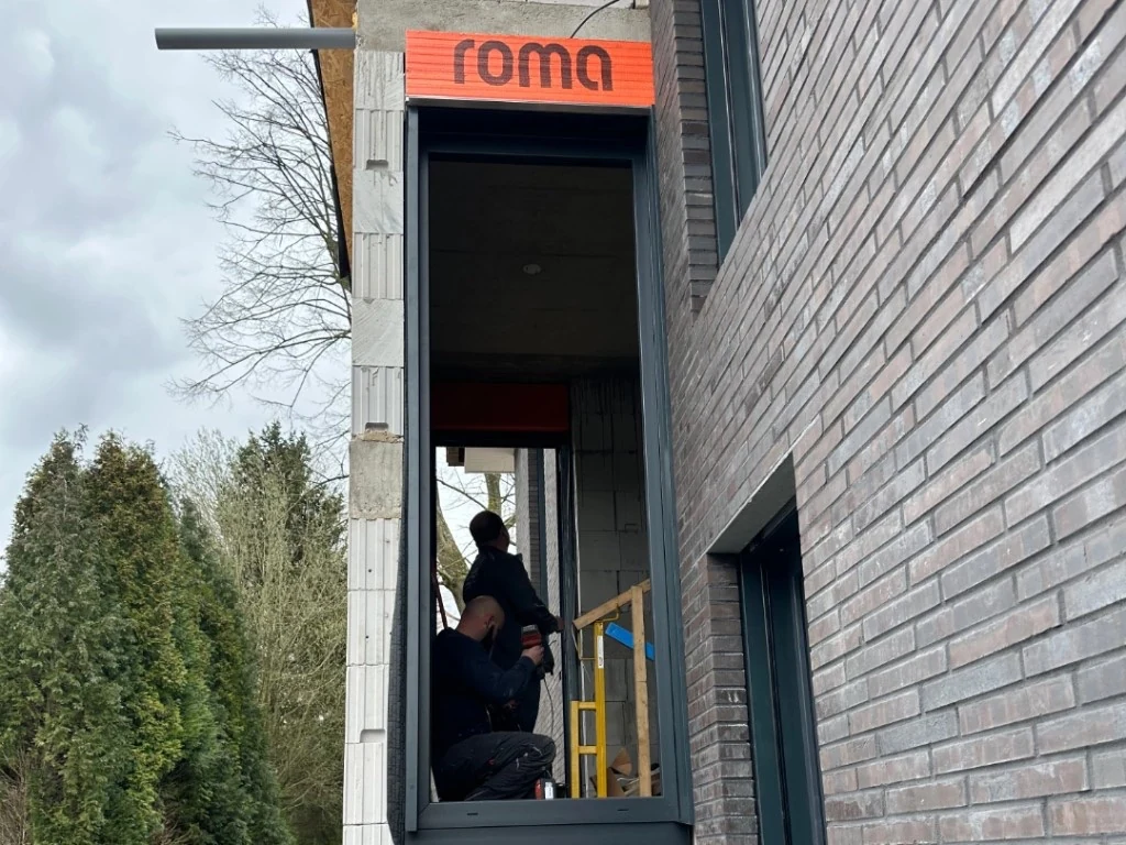 Schüco-Fenster mit Roma Raffstore-Aufsatzkasten – Montage am Neubau
