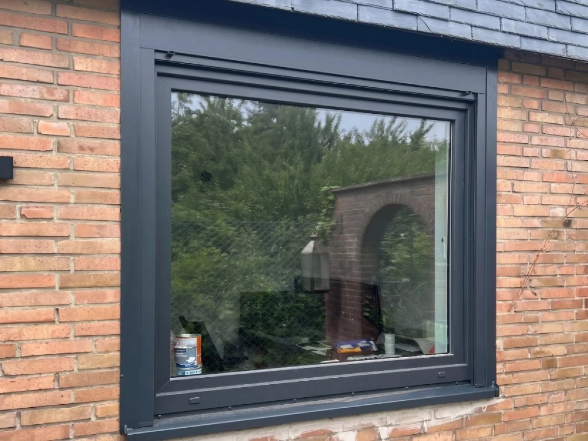 Sanierung Schüco-Fenster mit Rolllade – Verleistung an Klinkerfassade