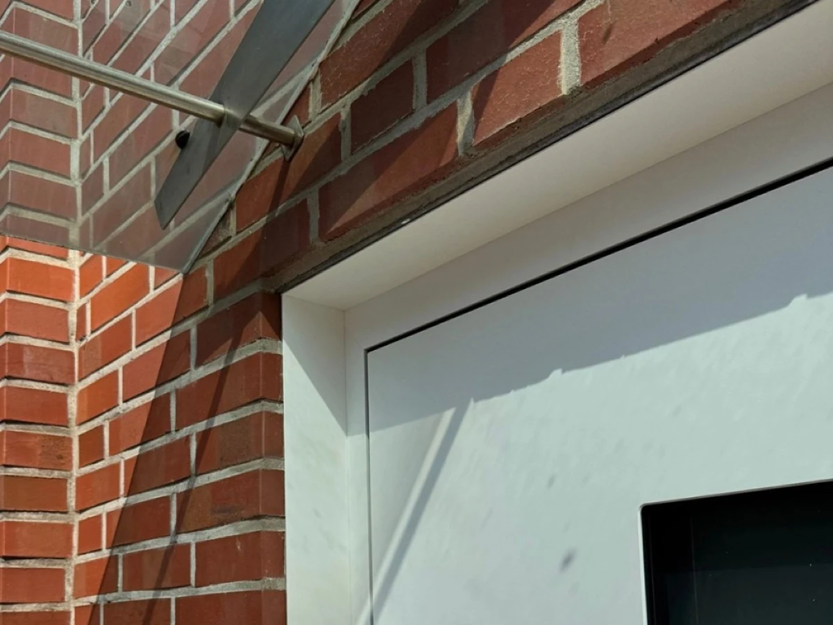 Schüco-Haustür – Verleistung mit RAL 9016 FS Aluminiumleisten
